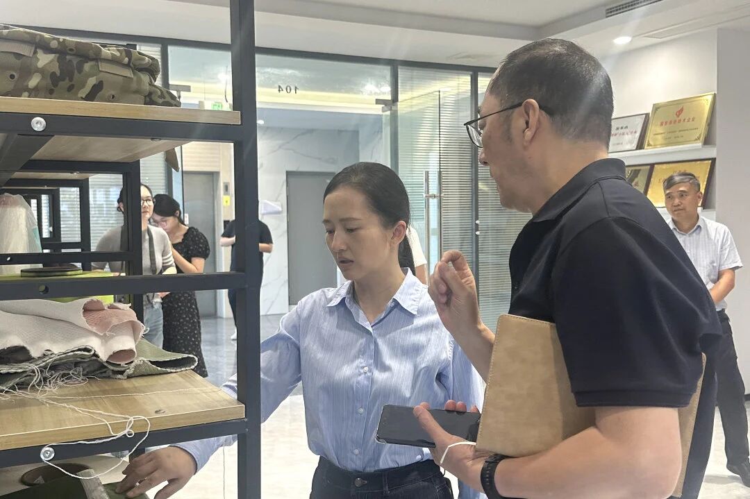 Zhou Xiao, fulltrúi í fastanefnd sveitarstjórnarnefndar, ráðherra áróðursdeildar, og ráðherra Sameinuðu framan starfsdeildar, heimsóttu Changshu Polyester til rannsókna